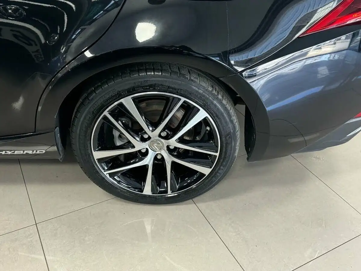 2019-lexus-is-300h-25-is-big-54