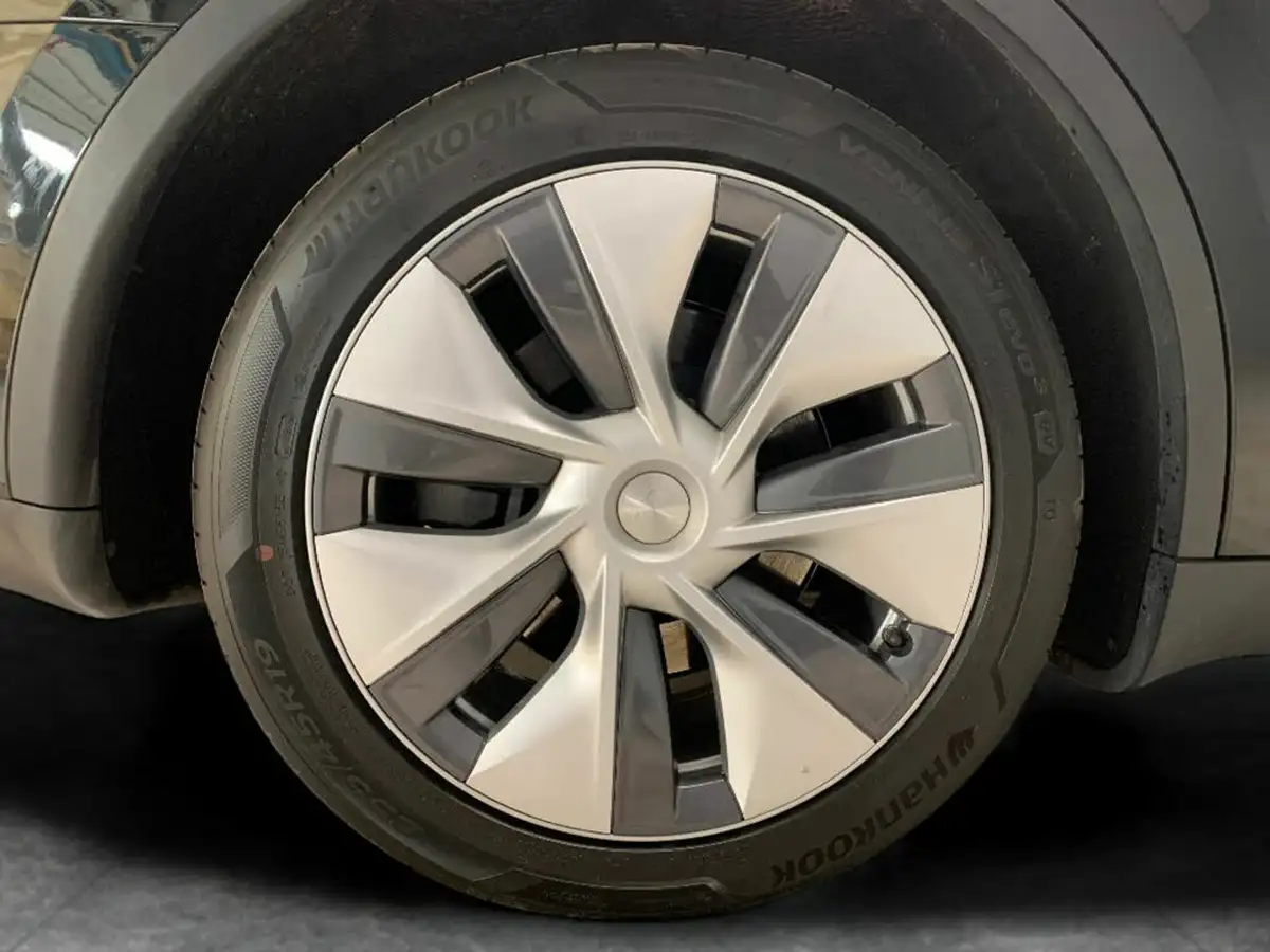 2022-tesla-model-y-e-long-range-big-27