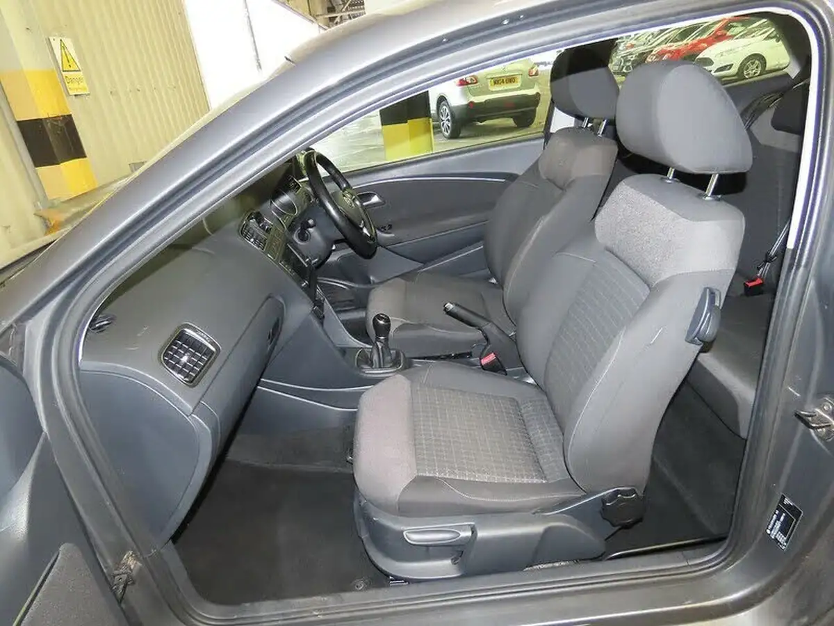 2014-volkswagen-polo-10-se-60ps-3d-big-10