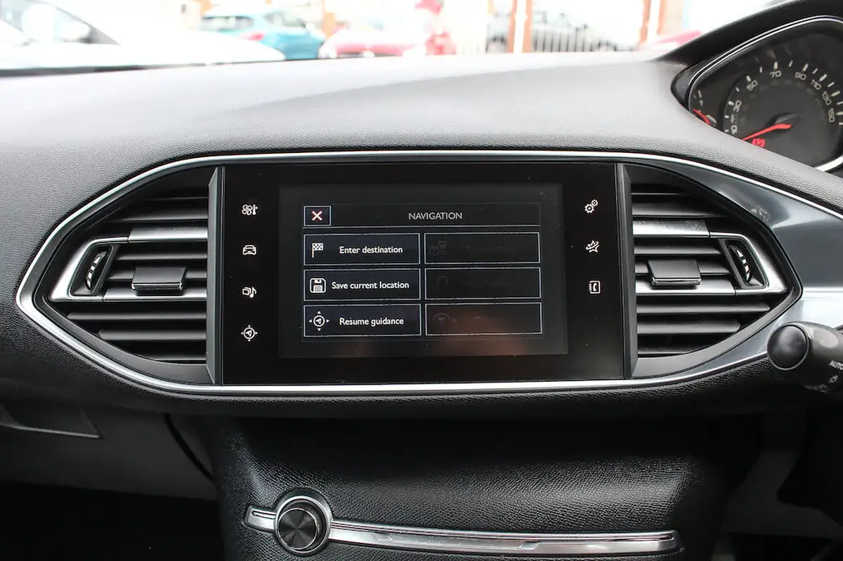 2015-peugeot-308-12-active-puretech-110bhp-big-34