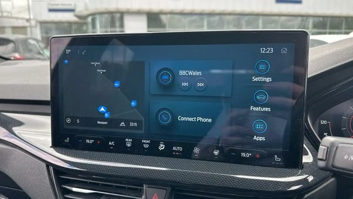 2023-ford-focus-23t-st-hatchback-big-6