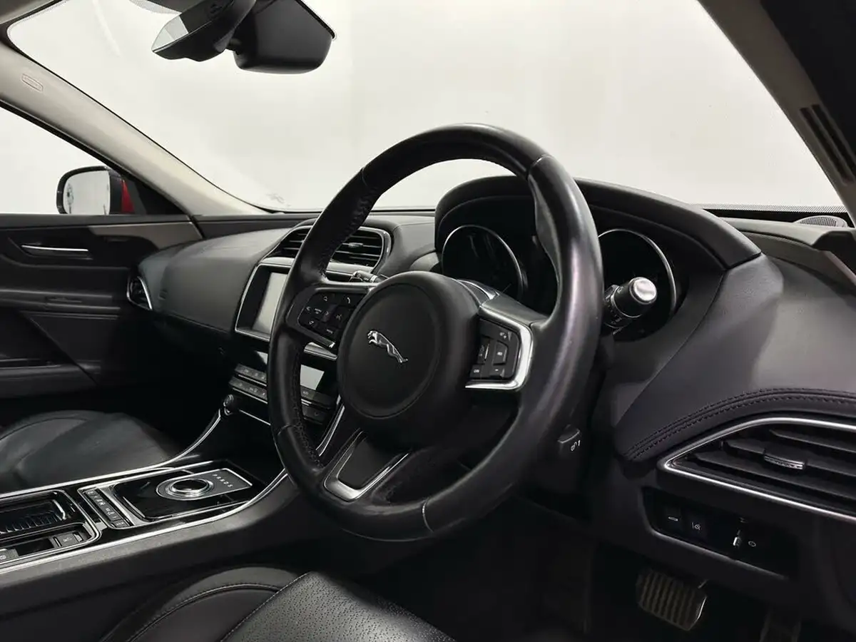 2018-jaguar-xe-20i-portfolio-200ps-1997cc-big-8