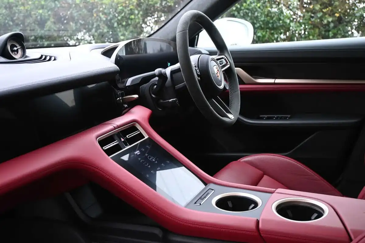 2022-porsche-taycan-e-gts-big-26