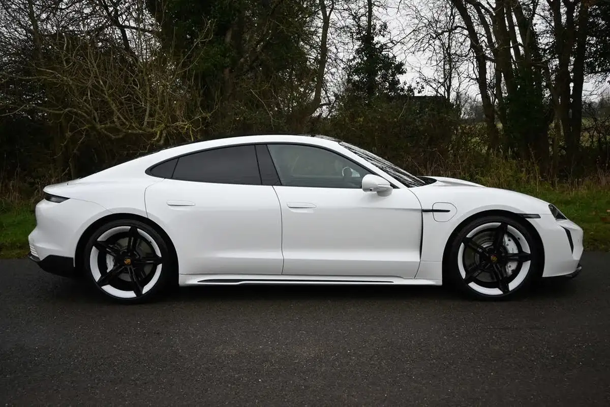 2022-porsche-taycan-e-gts-big-2