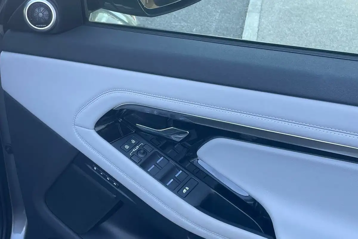 2023-land-rover-range-rover-evoque-15-p300e-r-dynamic-se-big-21