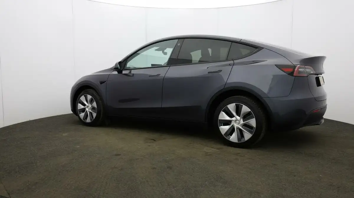 2022-tesla-model-y-e-long-range-big-57