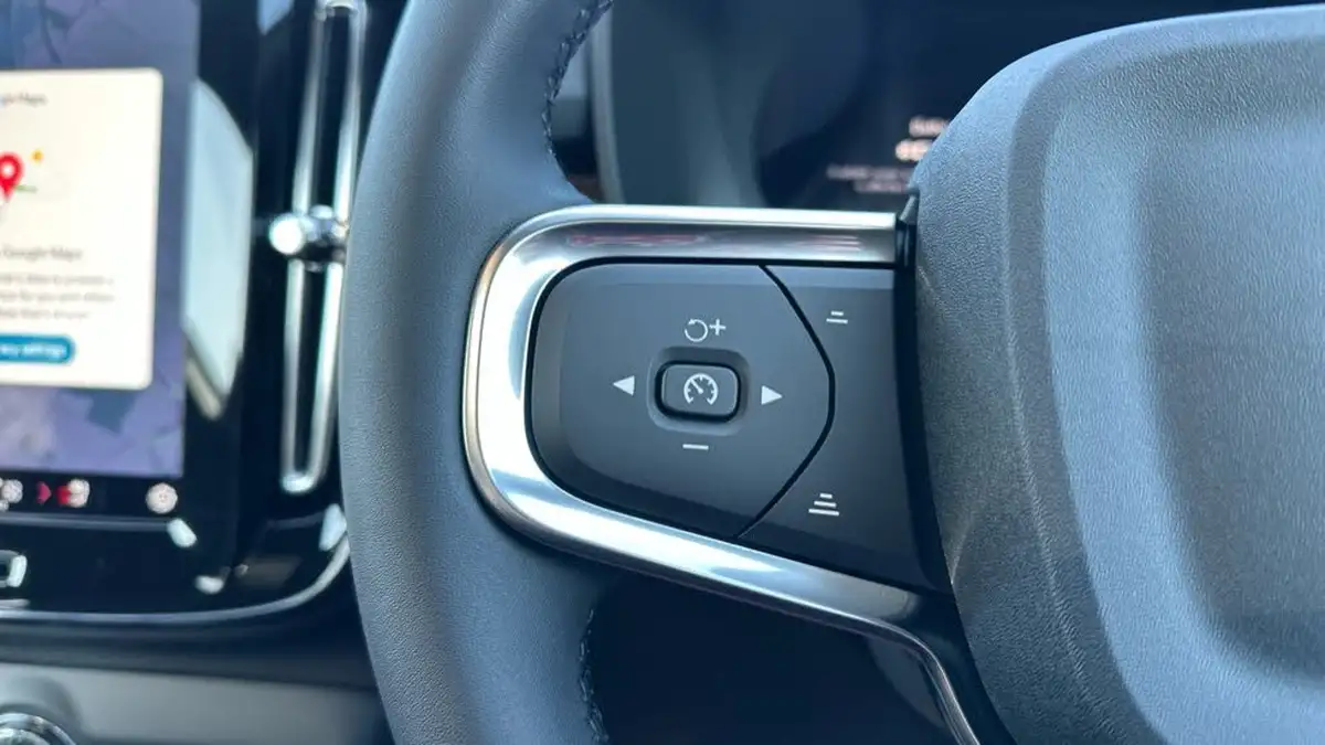 2025-volvo-ex40-e-ultra-big-17