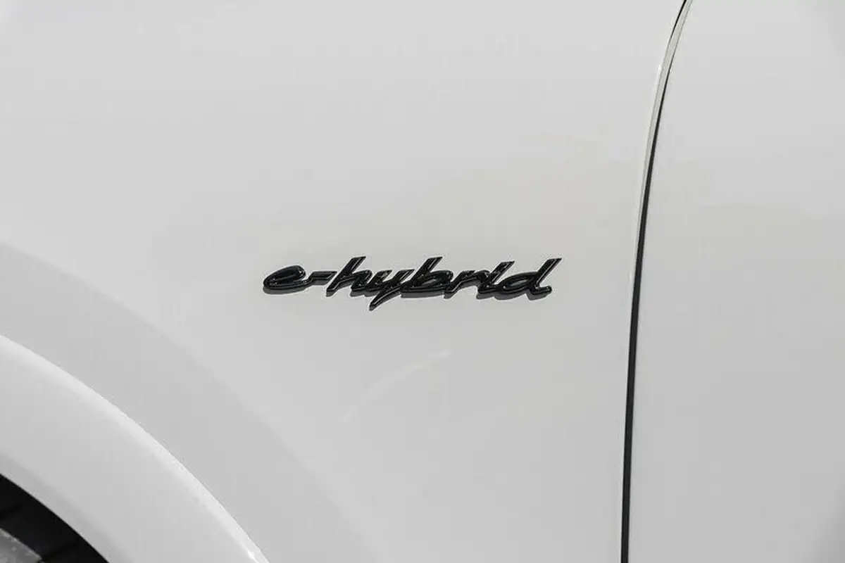 2025-porsche-cayenne-40-v8-turbo-e-hybrid-station-wagon-big-18