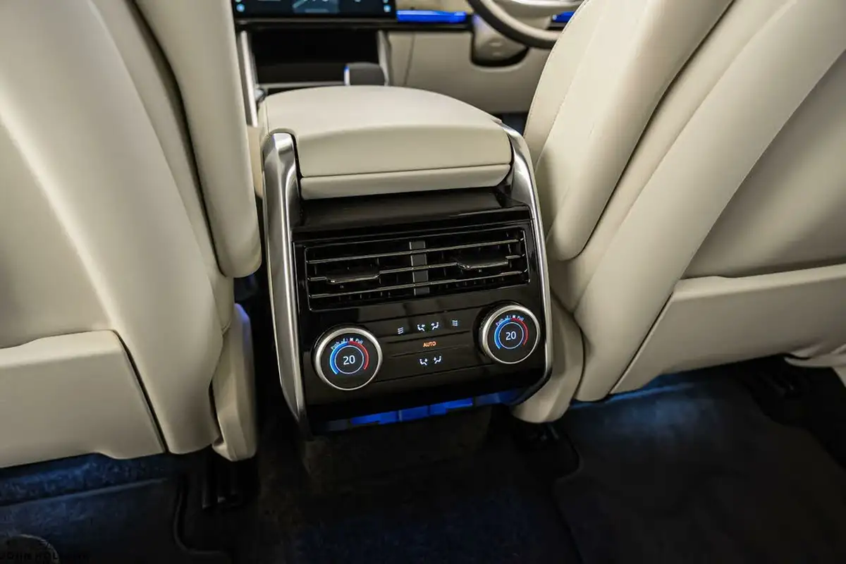2024-land-rover-range-rover-30-p460e-hse-big-16