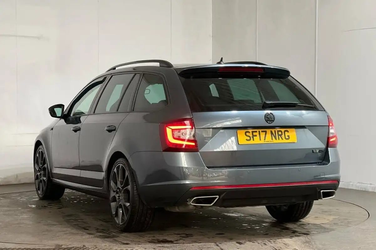 2017-skoda-octavia-20tdi-vrs-estate-dsg-big-16