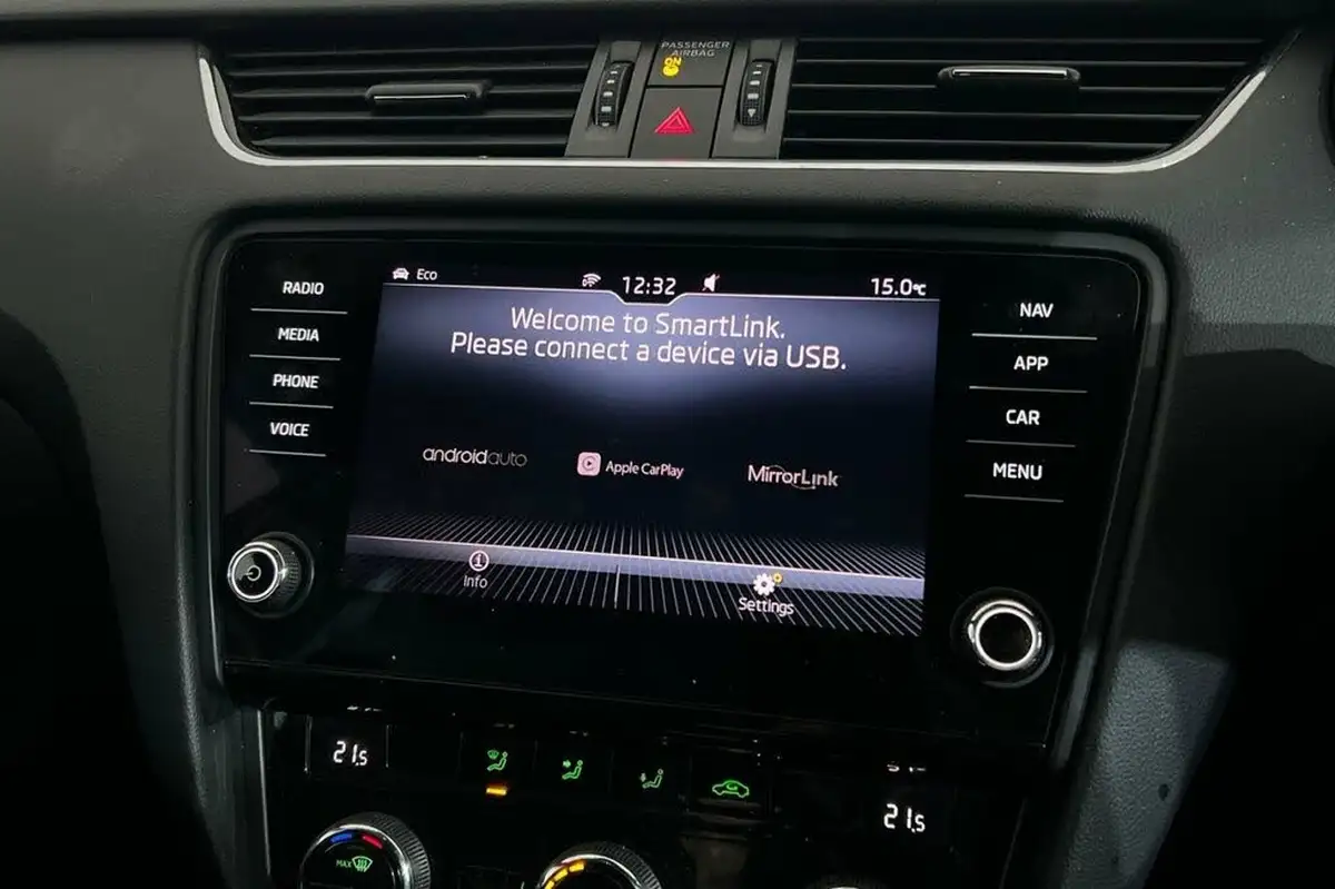 2017-skoda-octavia-20tdi-vrs-estate-dsg-big-13