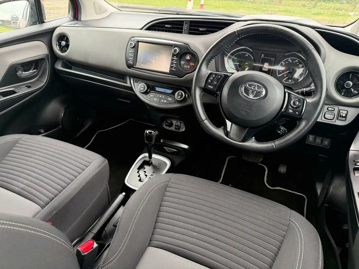 2017-toyota-yaris-15-vvt-i-icon-navi-hybrid-big-19