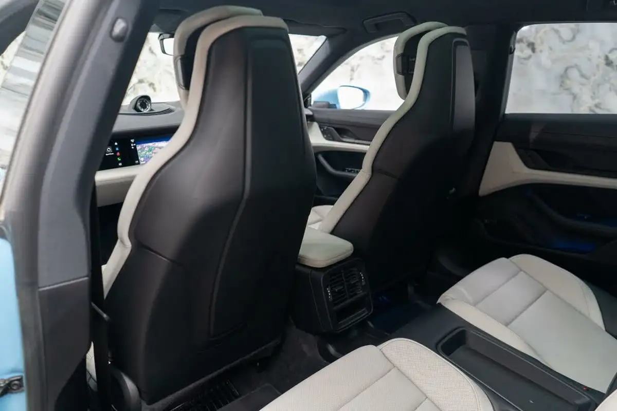 2022-porsche-taycan-e-4s-cross-turismo-big-17