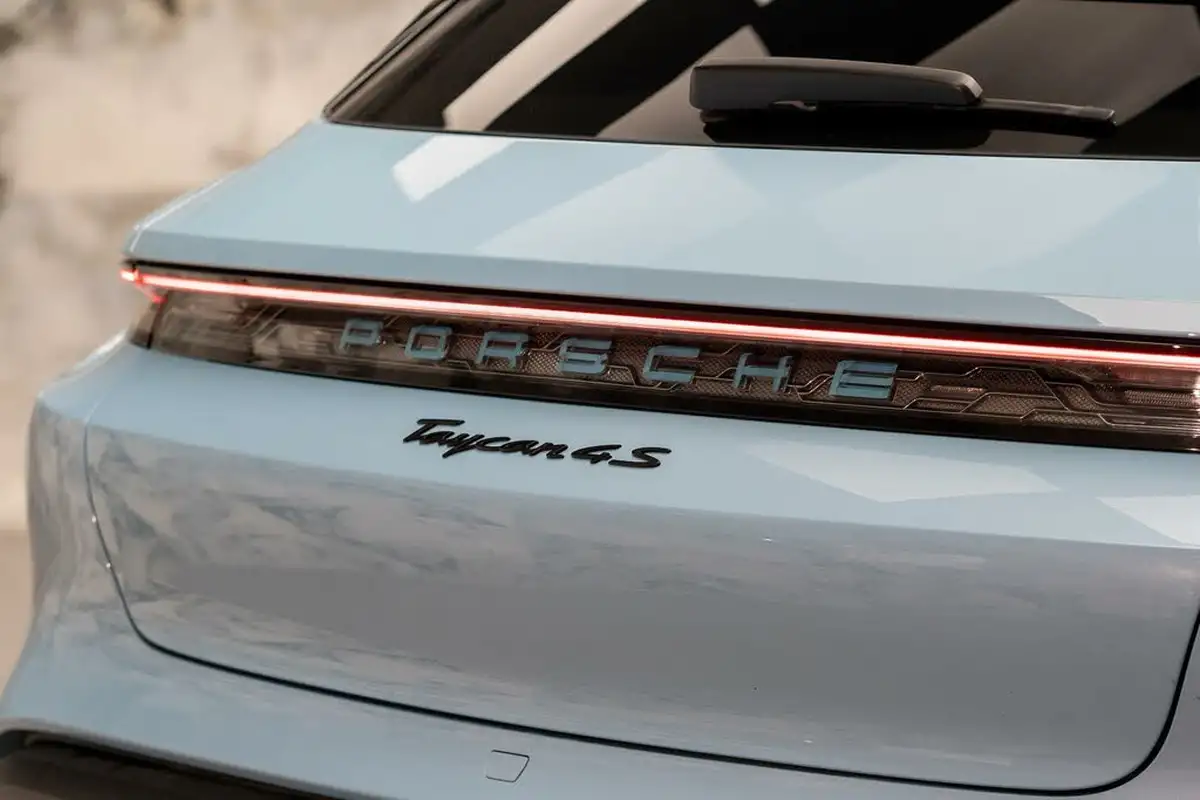 2022-porsche-taycan-e-4s-cross-turismo-big-41