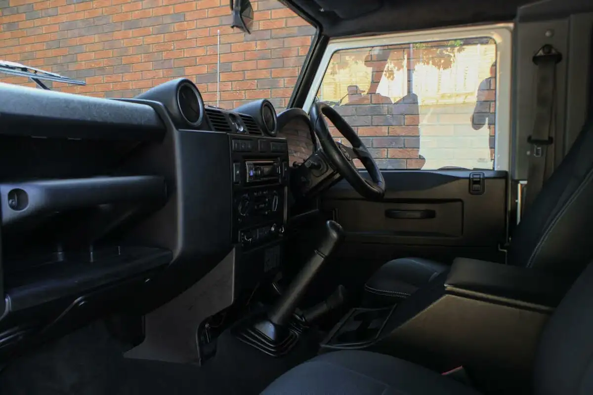 2015-land-rover-90-defender-22td-xs-station-wagon-3-drs-big-15