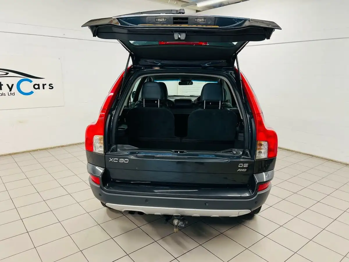 2011-volvo-xc90-big-26