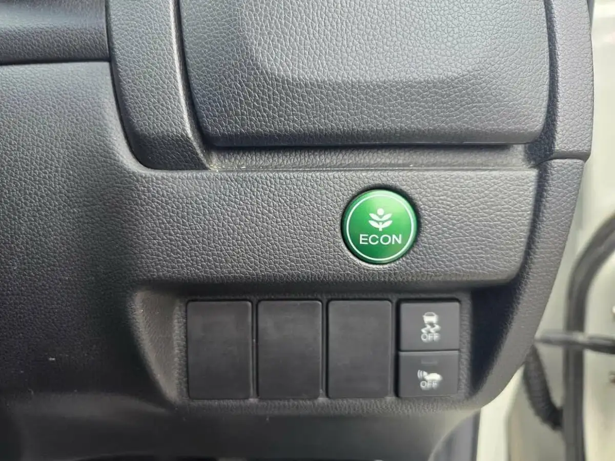 2013-honda-fit-18-hybrid-cruise-big-15