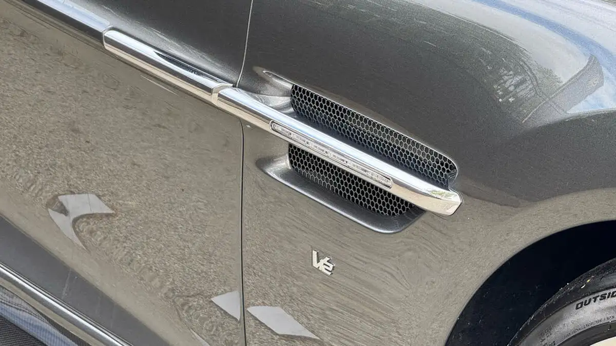 2018-aston-martin-vanquish-59-volante-big-24