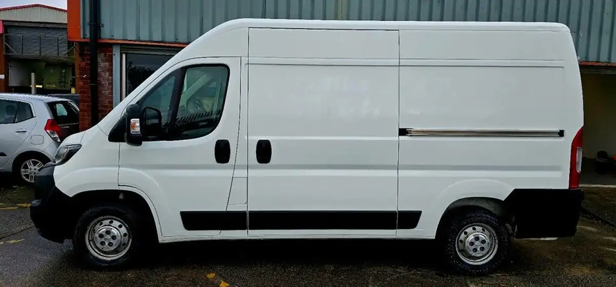 2019-peugeot-boxer-20-bluehdi-professional-335-l2h2-big-4