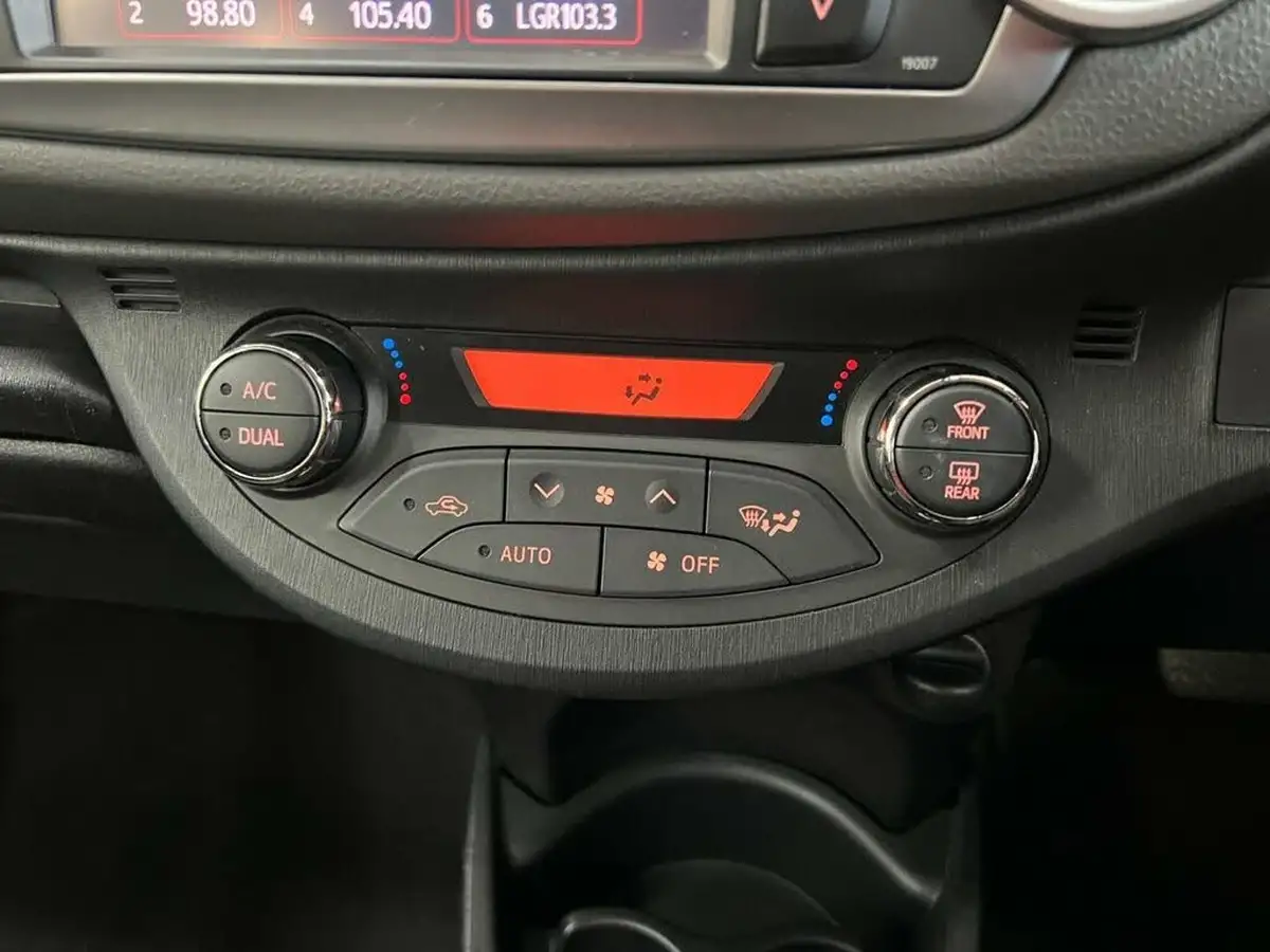 2014-toyota-yaris-133-icon-m-drive-s-big-17
