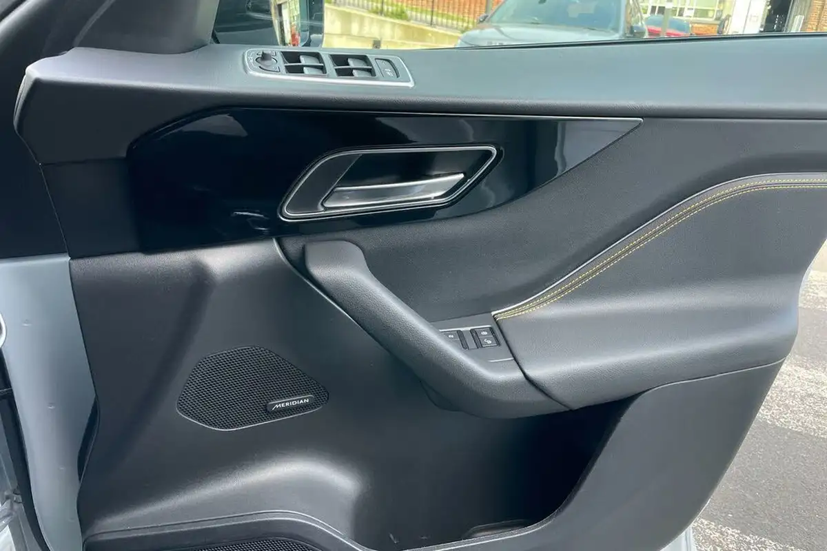 2019-jaguar-f-pace-30td-300-sport-big-44