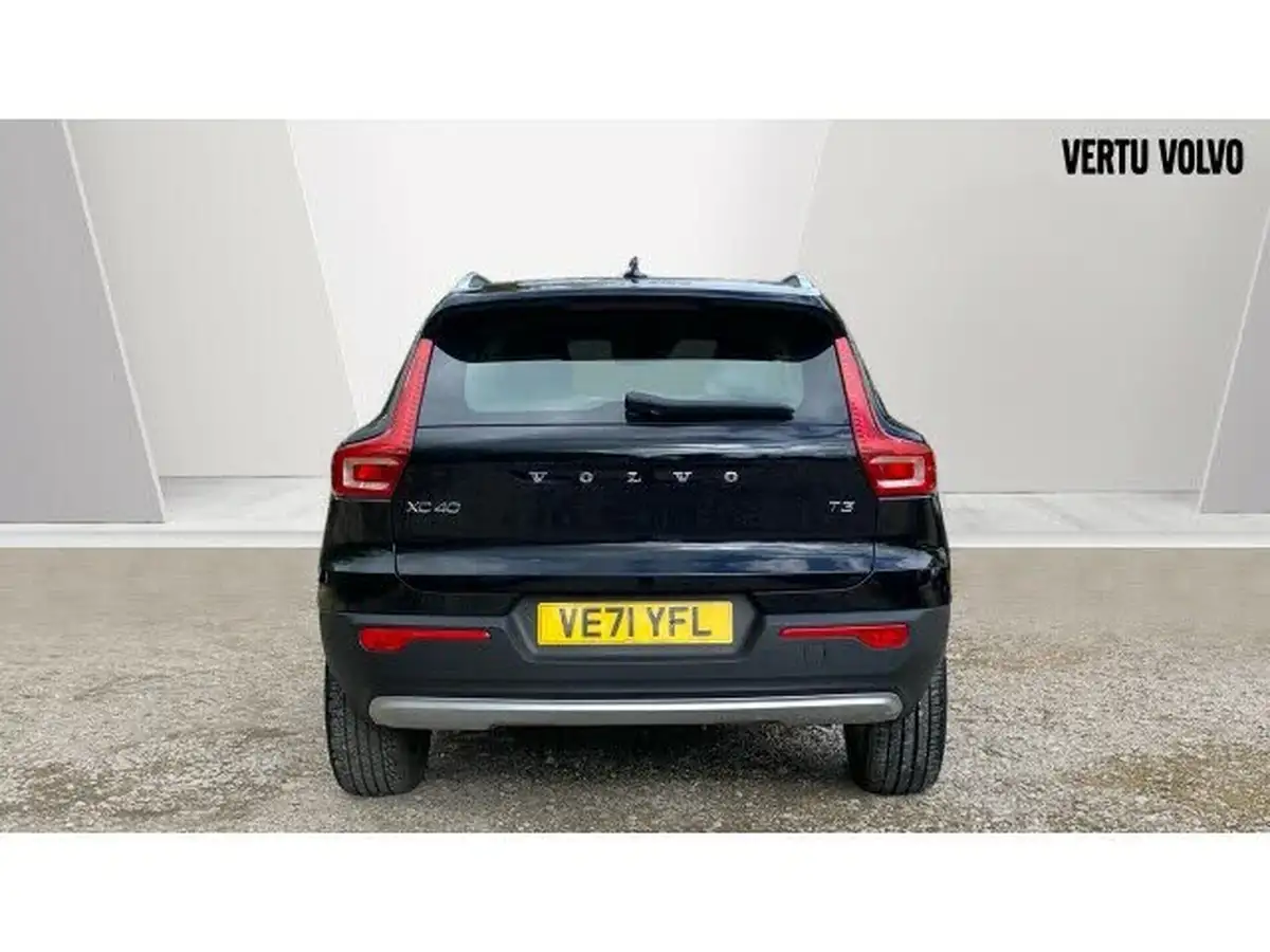 2022-volvo-xc40-15-t3-momentum-auto-big-12