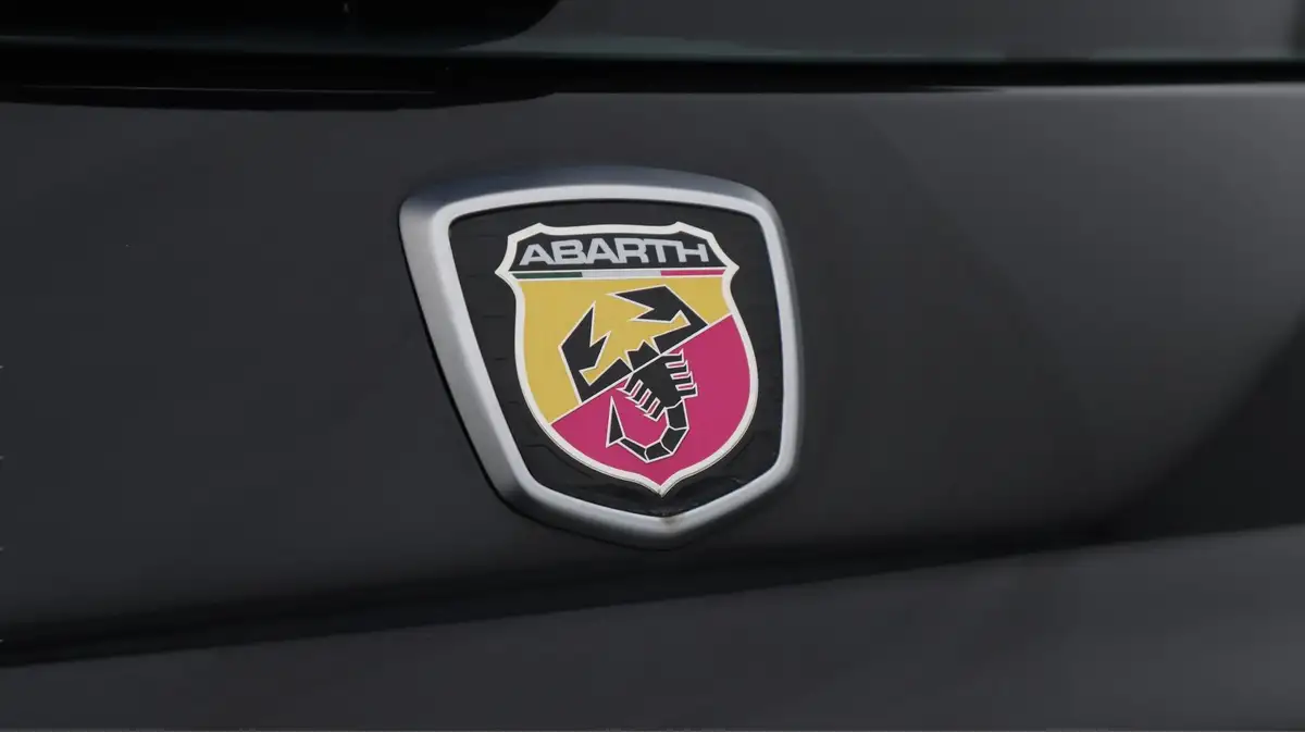 2017-abarth-595-14-tjet-trofeo-big-22