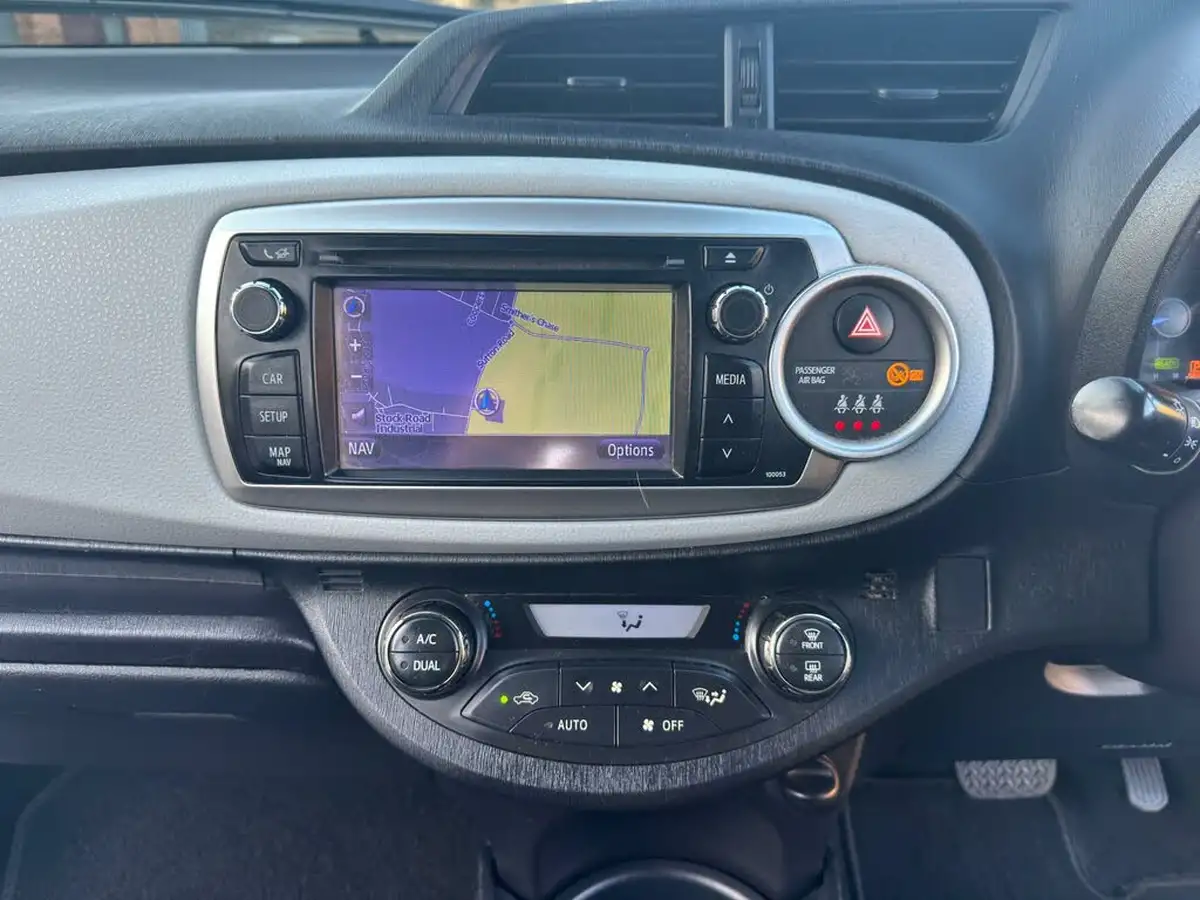 2014-toyota-yaris-15-vvt-i-icon-hybrid-big-9