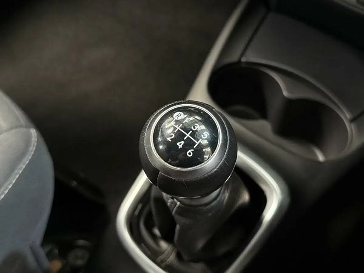 2017-toyota-yaris-15-vvt-i-icon-navi-big-17