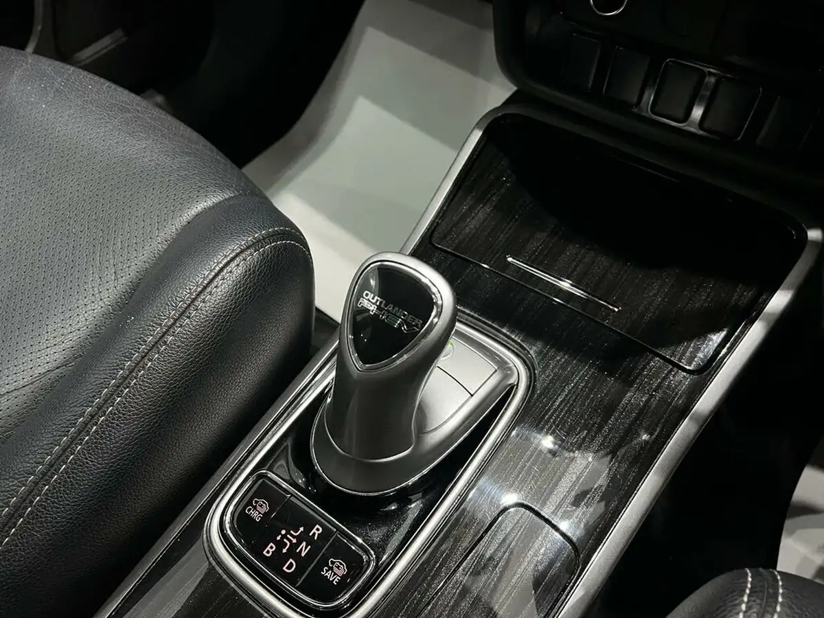 2016-mitsubishi-outlander-20-gx3h-phev-5st-big-24