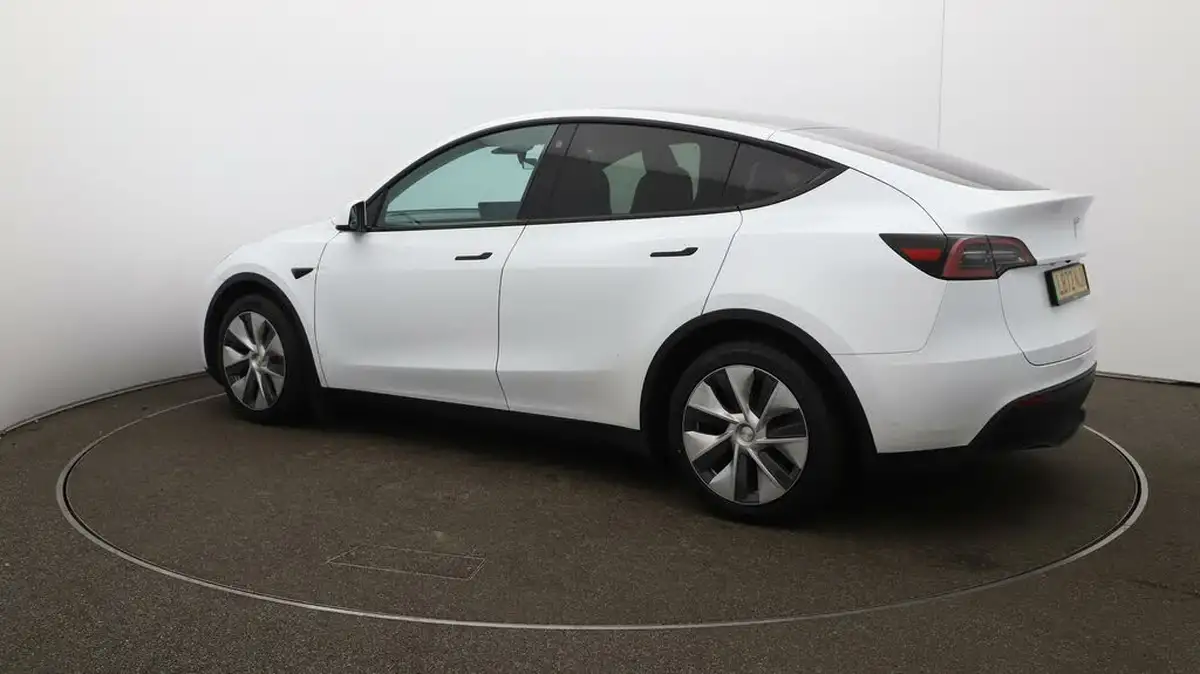 2022-tesla-model-y-e-rwd-big-34