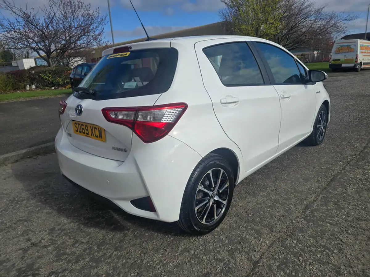 2019-toyota-yaris-15-vvt-i-icon-tech-98bhp-hybrid-1497cc-e-cvt-big-36