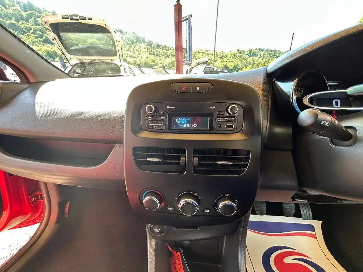 2014-renault-clio-12-expression-big-29