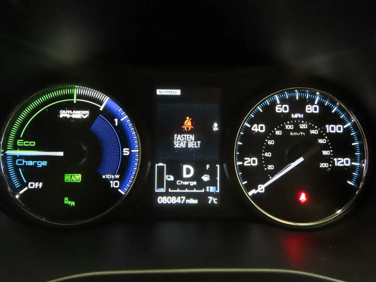 2020-mitsubishi-outlander-24-dynamic-phev-big-12