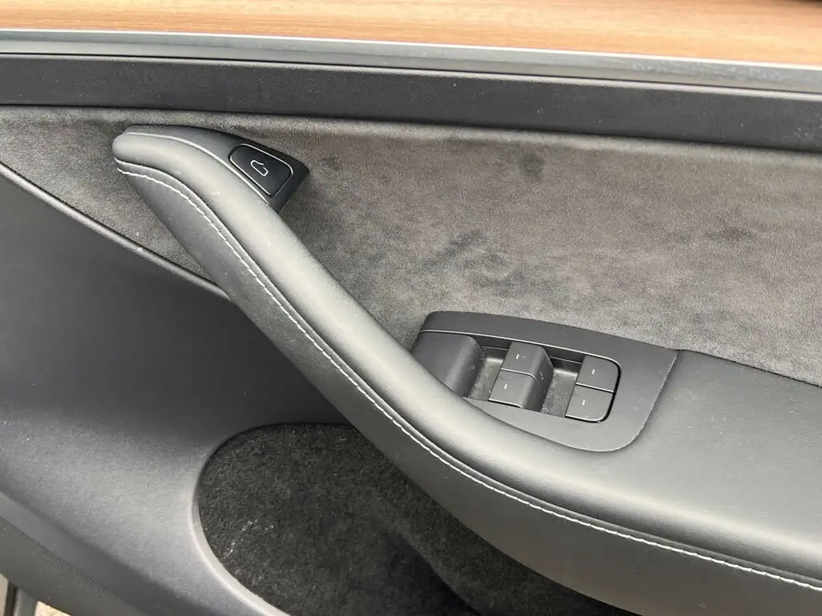 2022-tesla-model-y-e-long-range-big-17