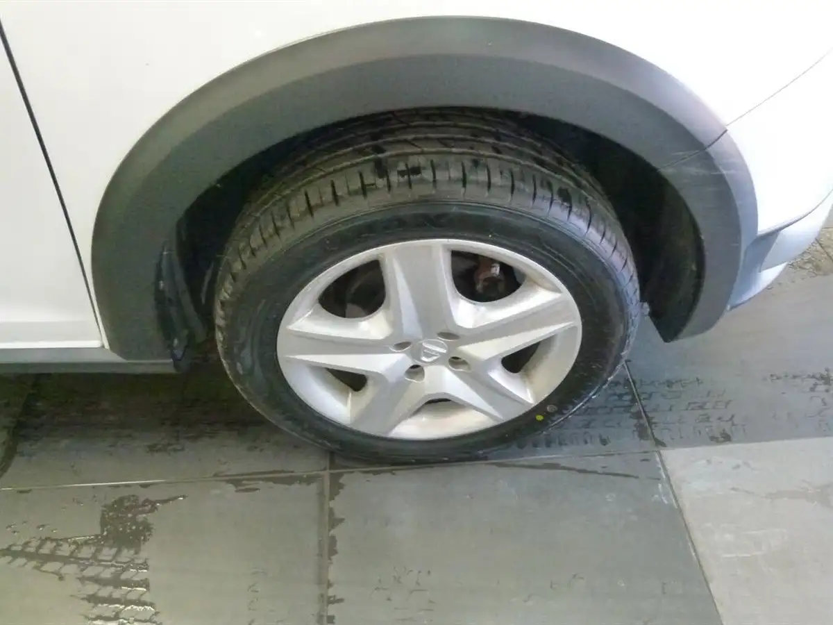 2015-dacia-sandero-stepway-09-laureate-big-18