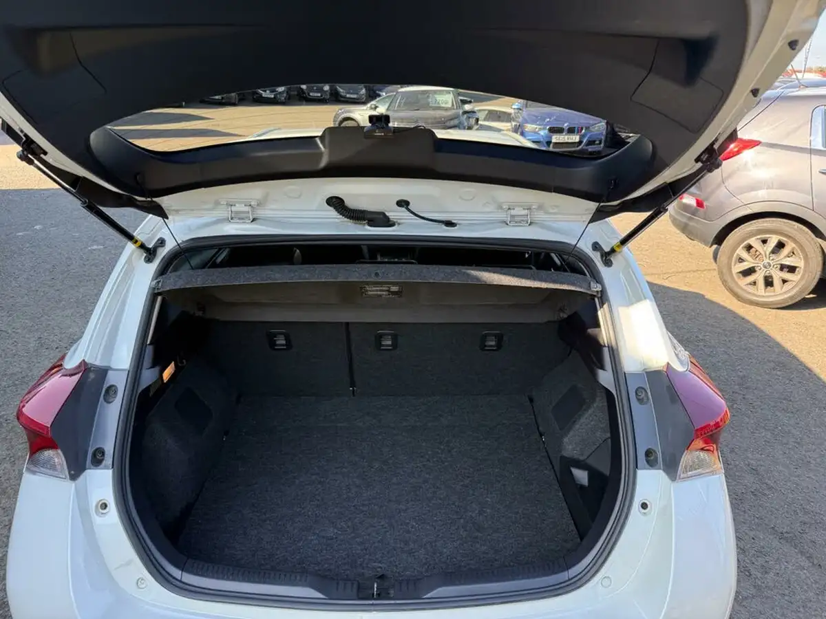 2016-toyota-auris-big-14
