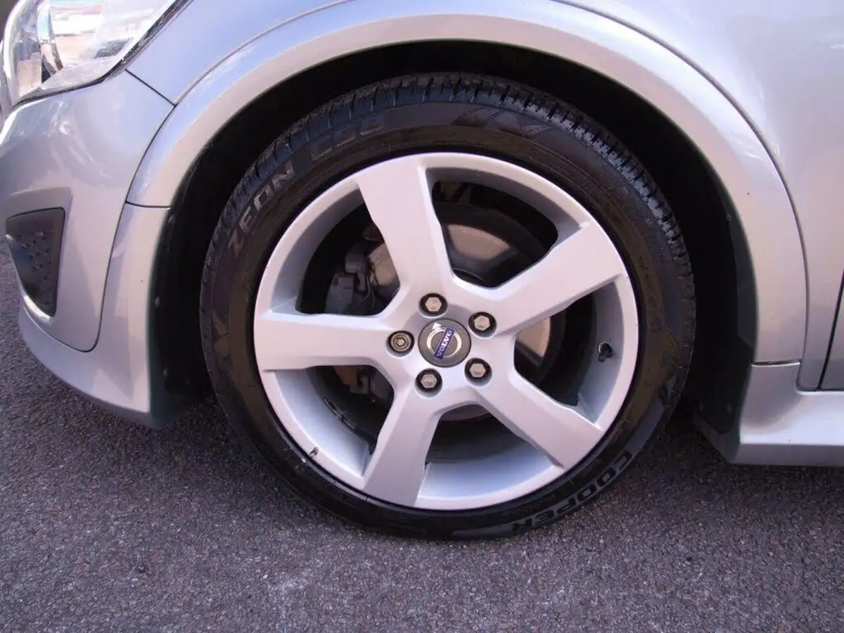 2010-volvo-c30-16td-r-design-big-21
