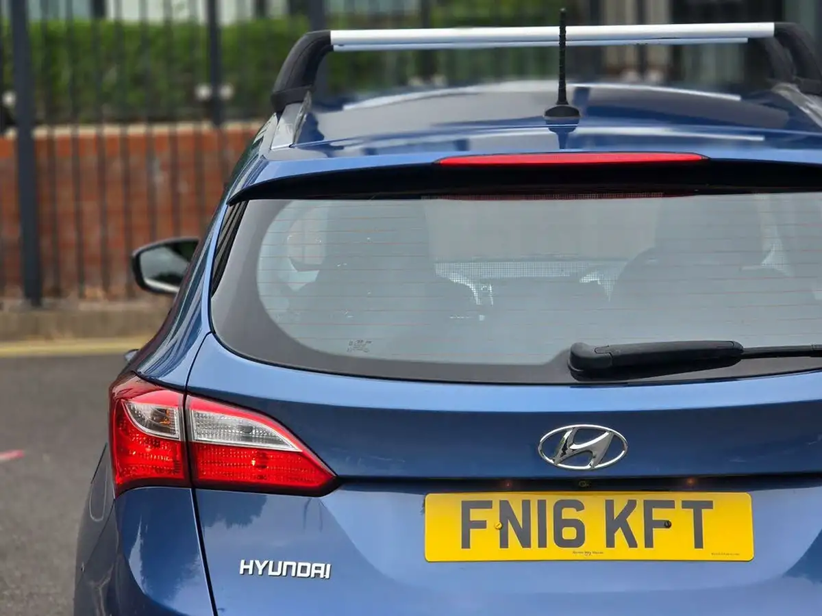 2016-hyundai-i30-16crdi-se-nav-110ps-tourer-big-19