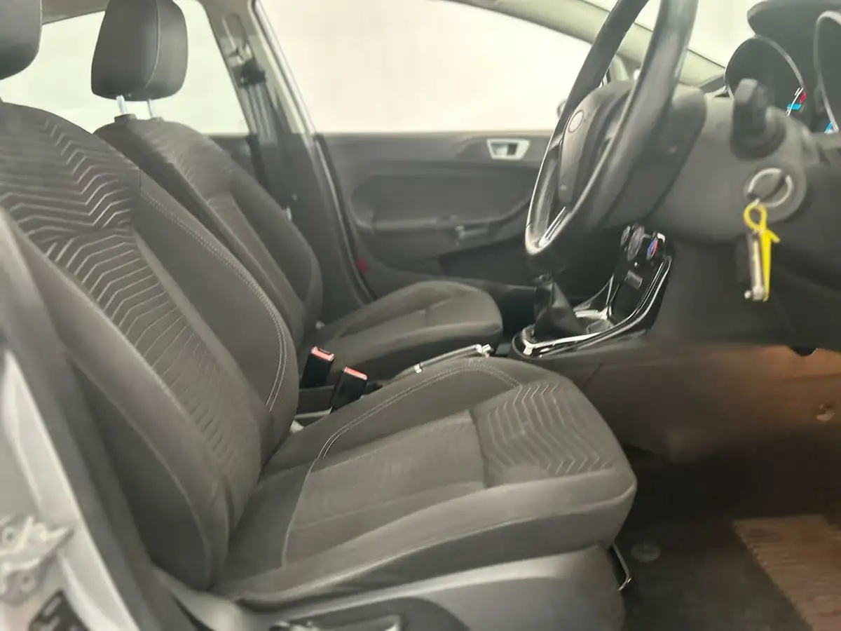 2015-ford-fiesta-10-zetec-100ps-e6-ecoboost-ss-5d-big-17
