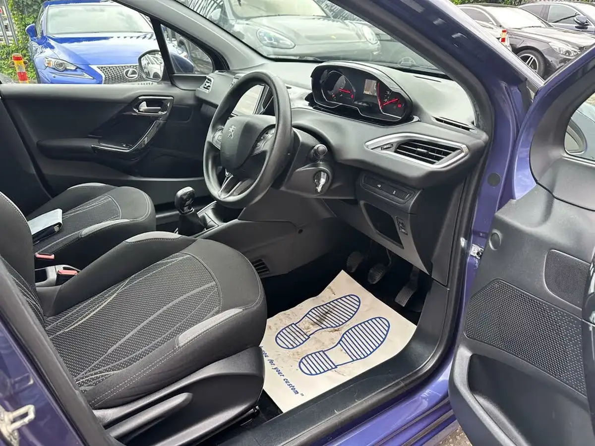 2013-peugeot-208-12-active-5d-big-9