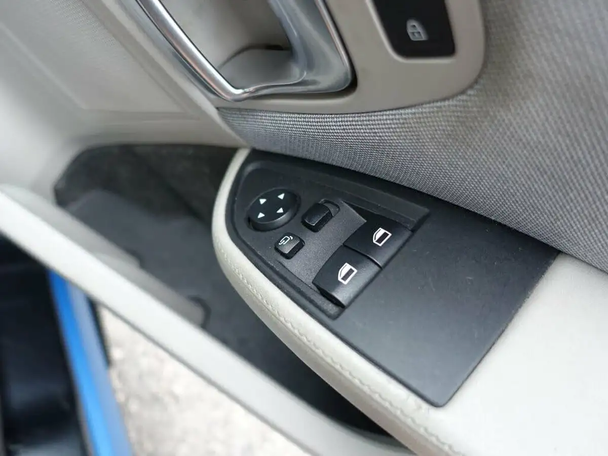 2016-bmw-i3-e-big-40
