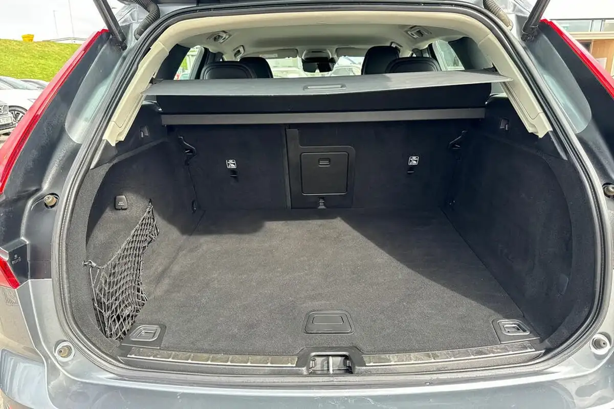2020-volvo-xc60-20td-d4-momentum-big-7