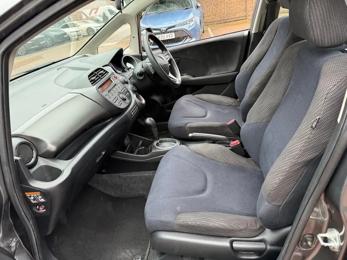 2012-honda-jazz-14-es-cvt-big-36