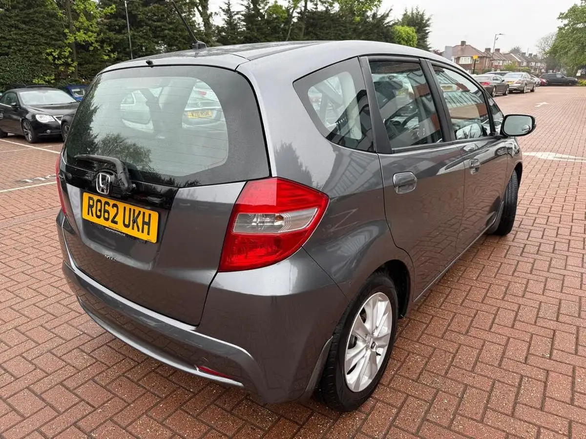 2012-honda-jazz-14-es-cvt-big-12
