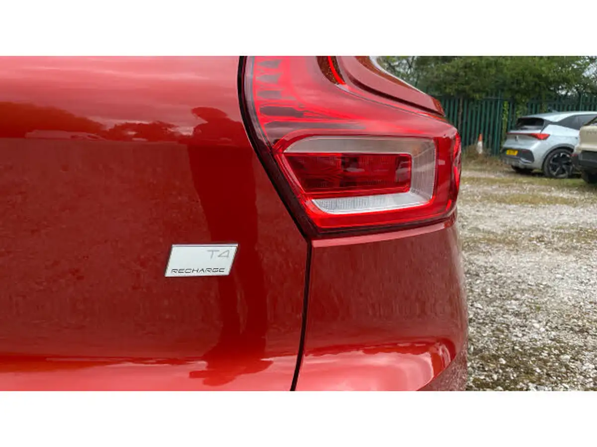 2022-volvo-xc40-15-t4-r-design-big-36