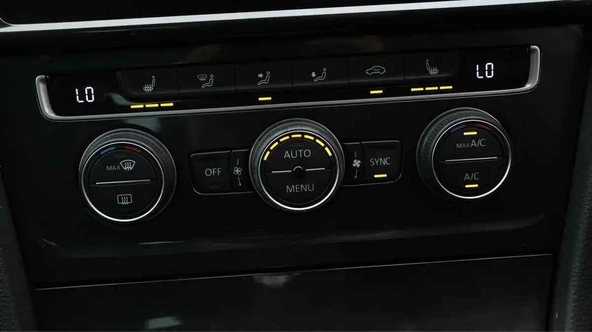 2019-volkswagen-golf-16tdi-match-edition-hatchback-big-11