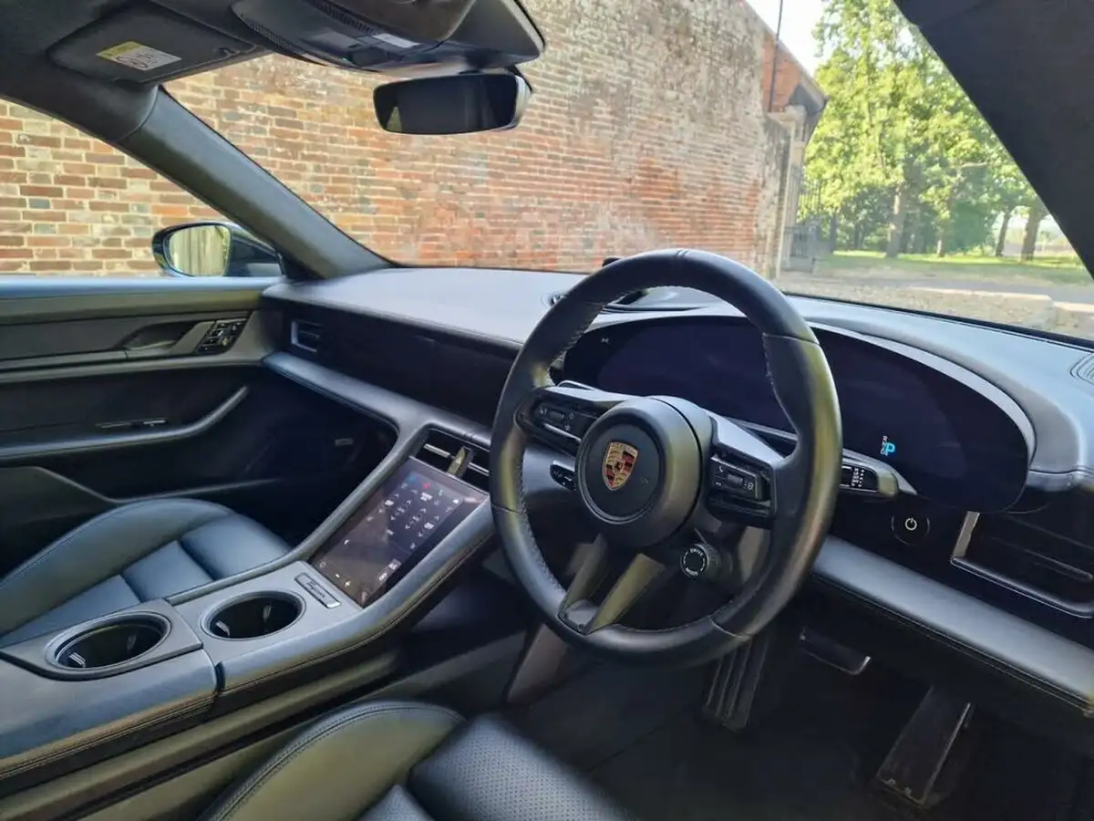 2020-porsche-taycan-e-turbo-big-22