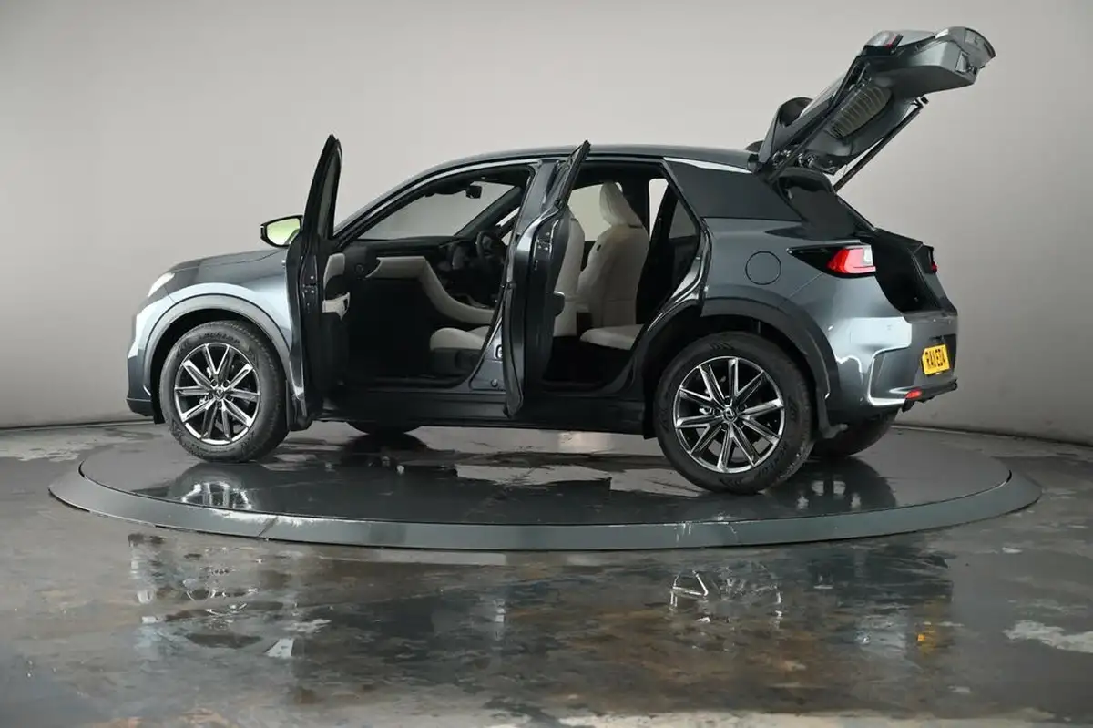 2025-lexus-lbx-15-premium-plus-big-56