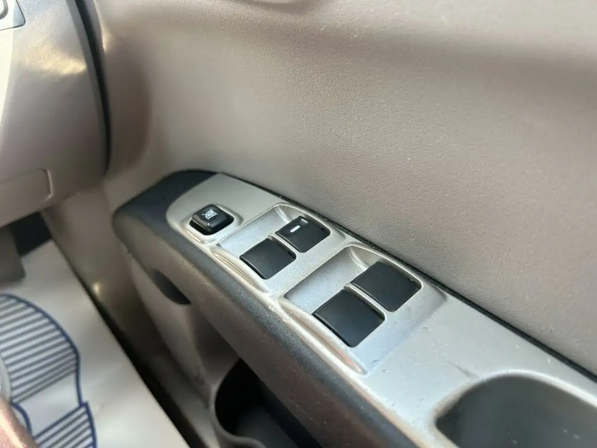 2013-mitsubishi-l200-25td-barbarian-auto-big-21